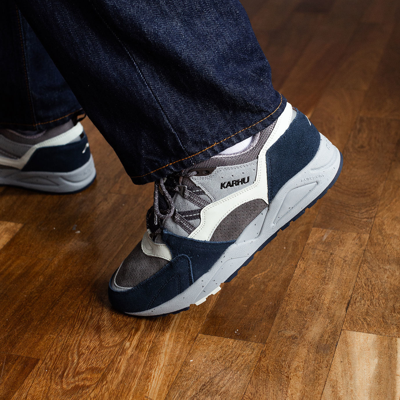 Karhu-Fusion-2.0-Mood-Indigo-Smoked-Pearl-F804176-sneakers-on feet